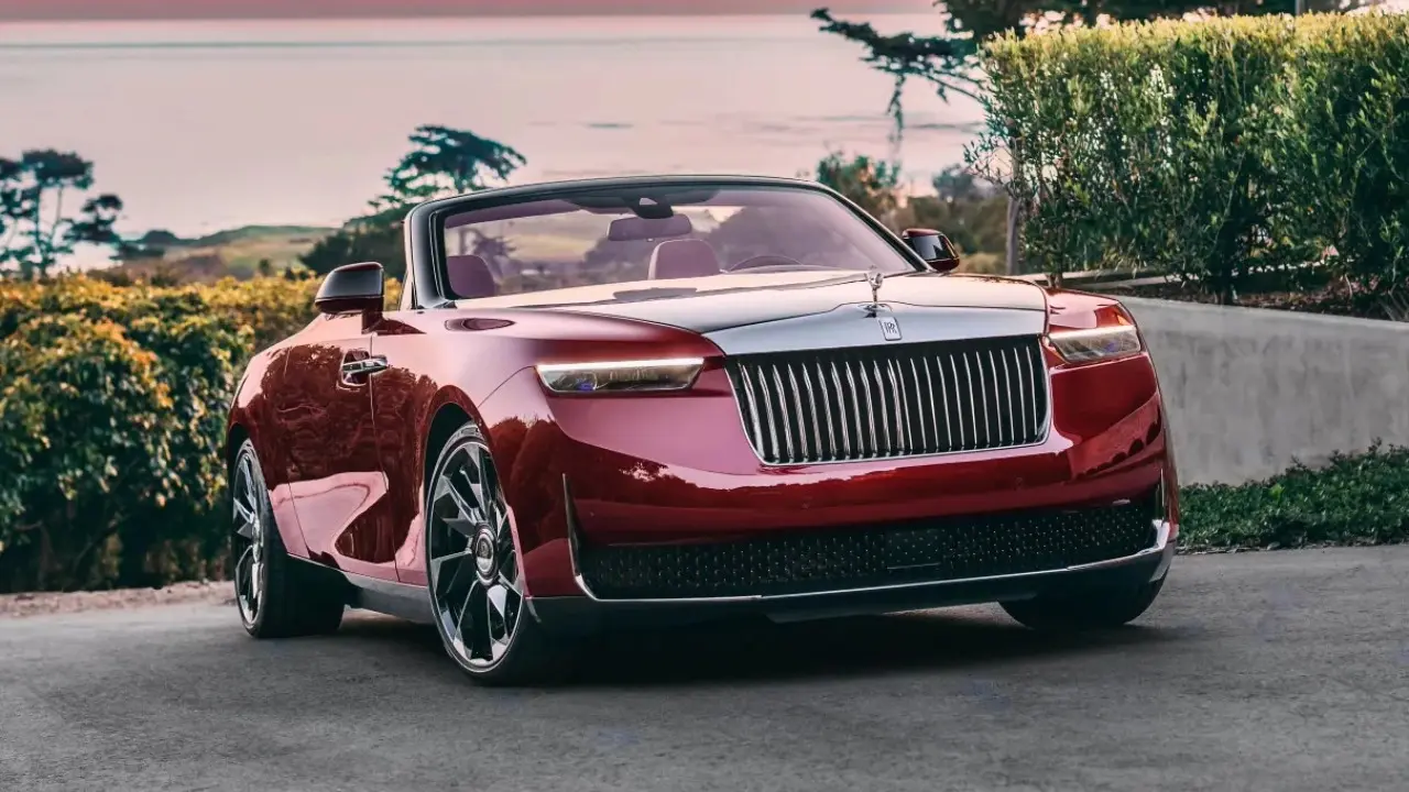 Rolls-Royce Sweptail vermelho estático