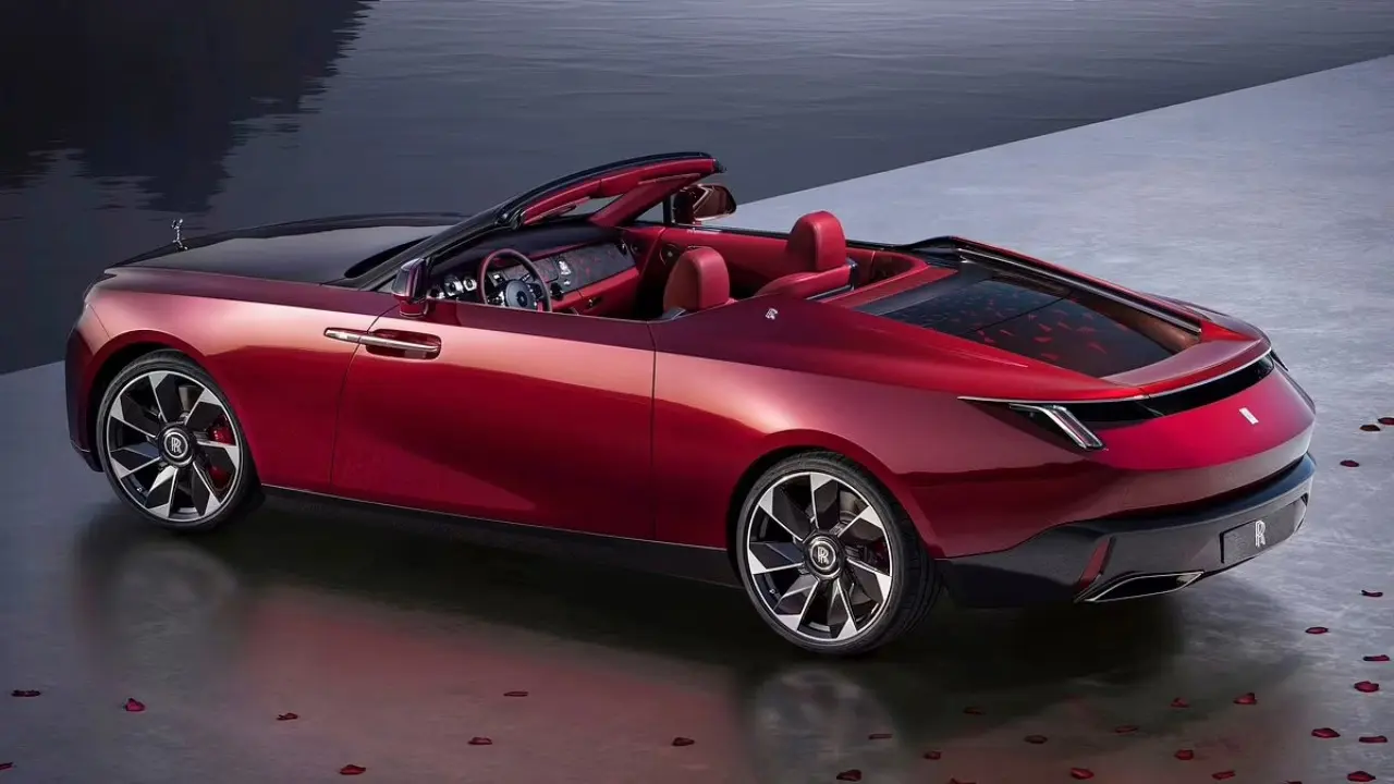 Rolls-Royce Sweptail vermelho de traseira