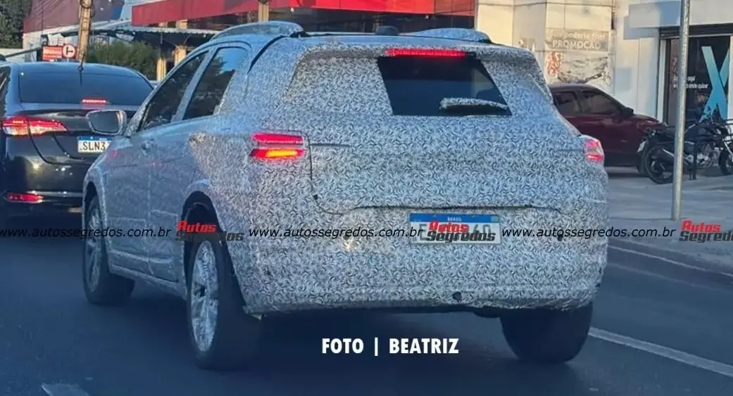 SUV derivado do Chevrolet Onix de traseira andando camuflado na cidade