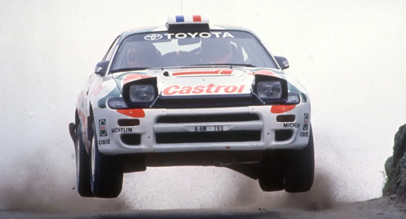 Toyota Celica de frente na estrada de terra