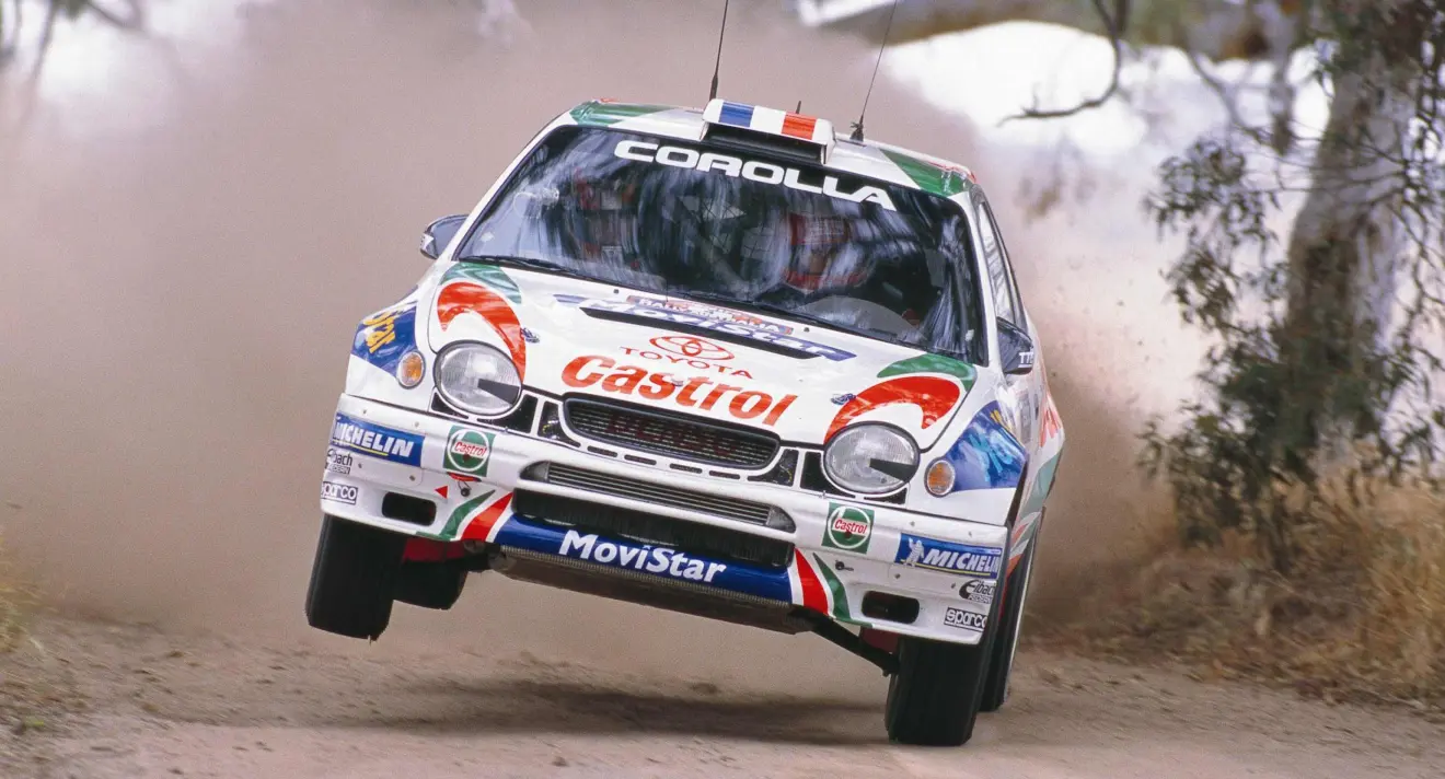 Toyota Corolla WRC na pista de terra