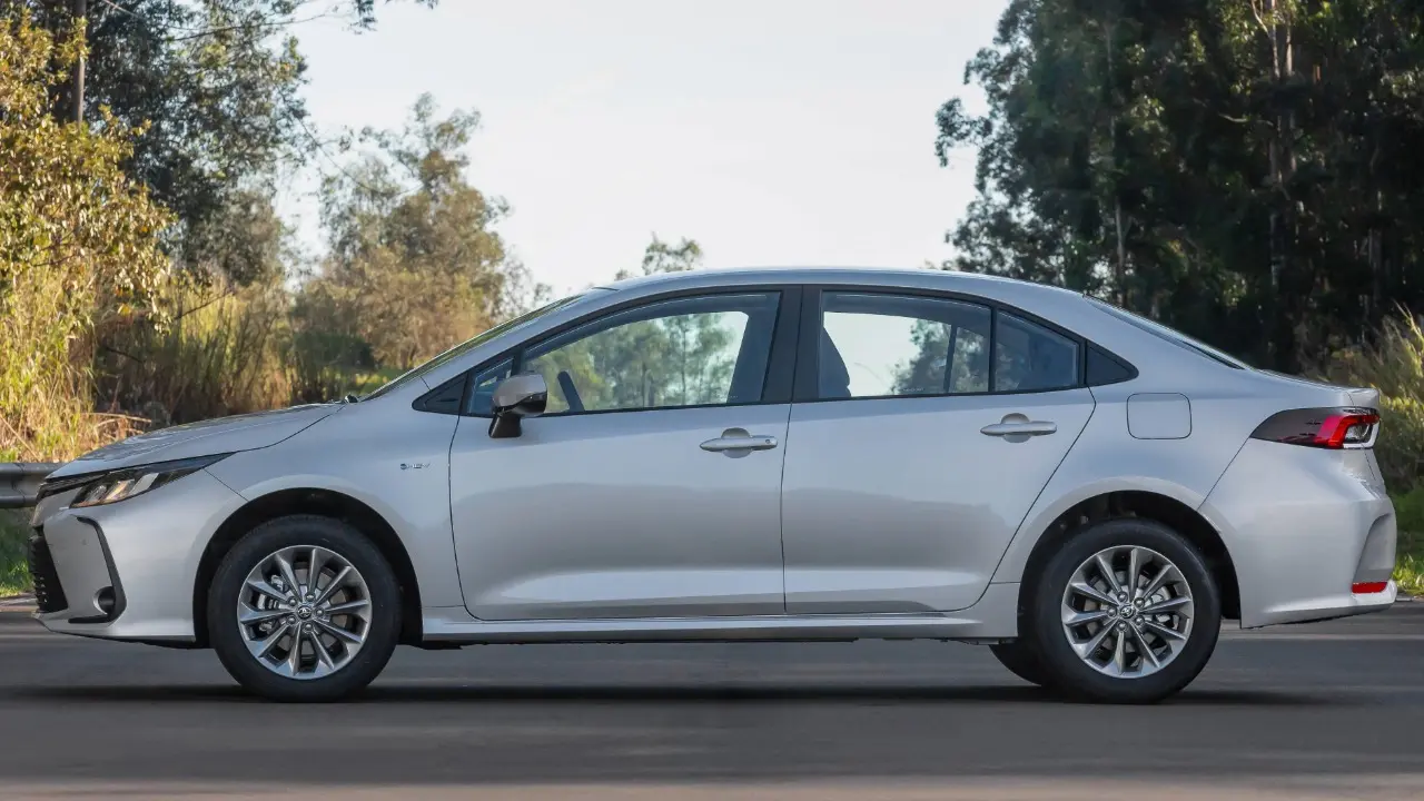 Toyota Corolla GLi Hybrid prata estático de lado