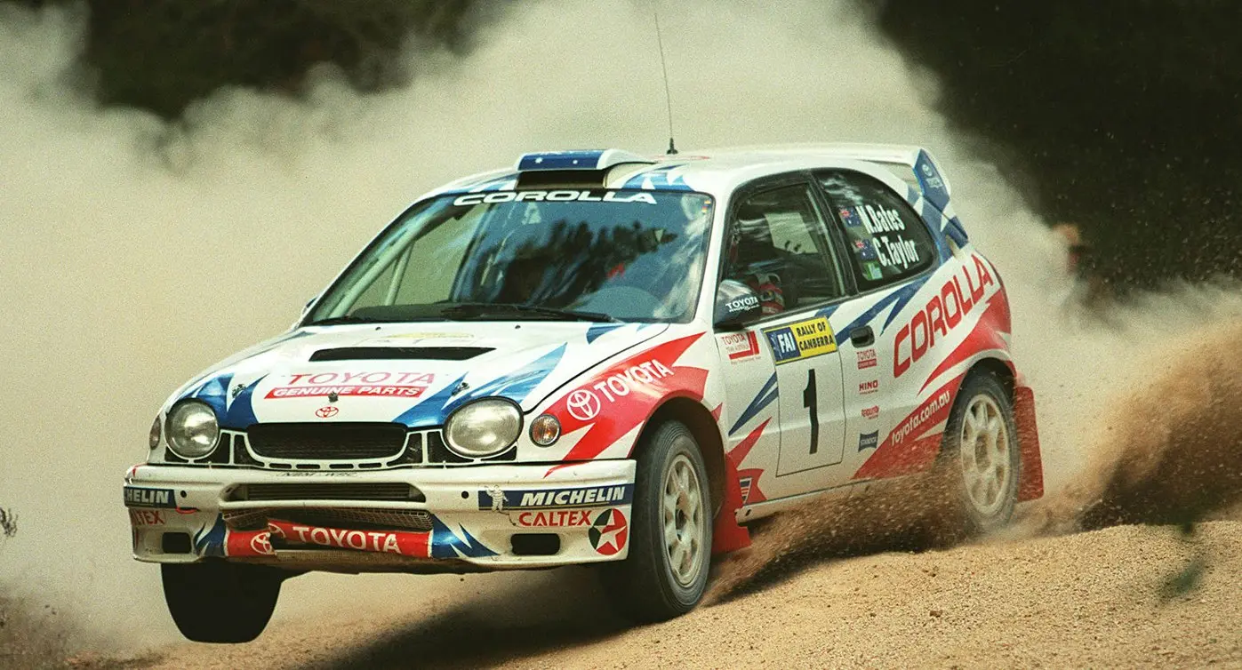 Toyota Corolla WRC andando na pista de terra