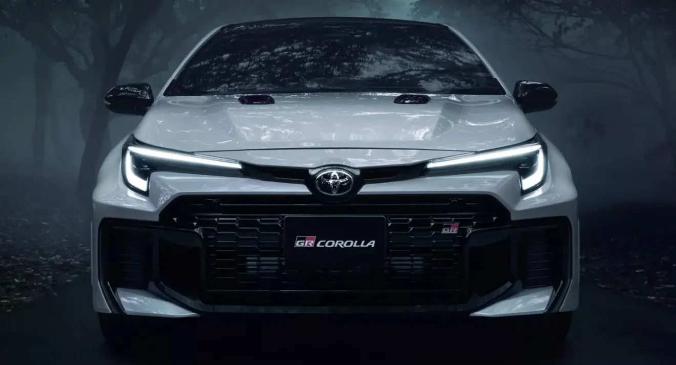 Toyota GR Corolla 2026 branco parado de frente