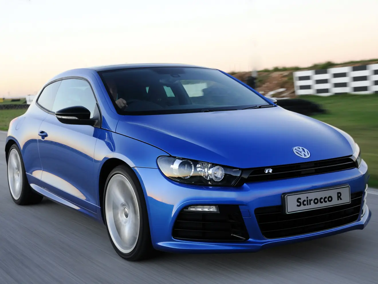 Volkswagen Scirocco R azul em movimento na estrada tem o nome inspirado na natureza
