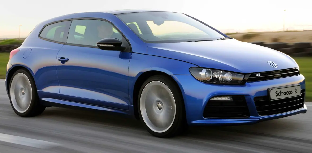 Volkswagen Scirocco R azul em movimento na estrada