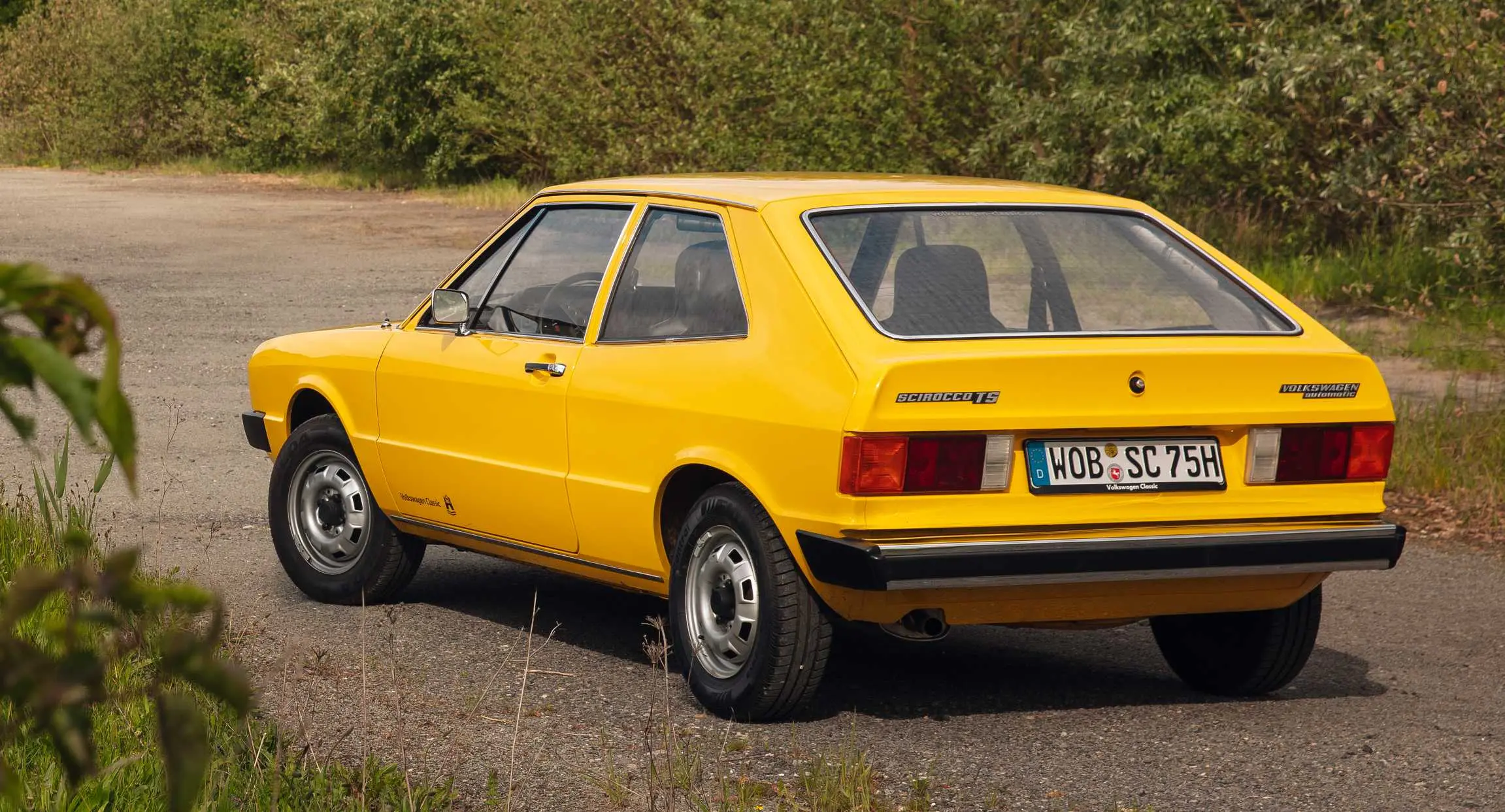 Volkswagen Scirocco de primeira geração amarelo parado de traseira