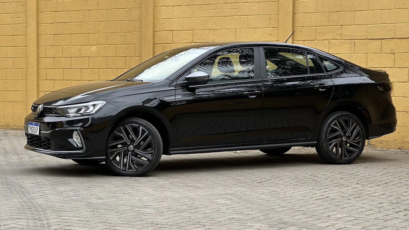 Volkswagen Virtus Exclusive 250 TSI preto parado de frente e lateral