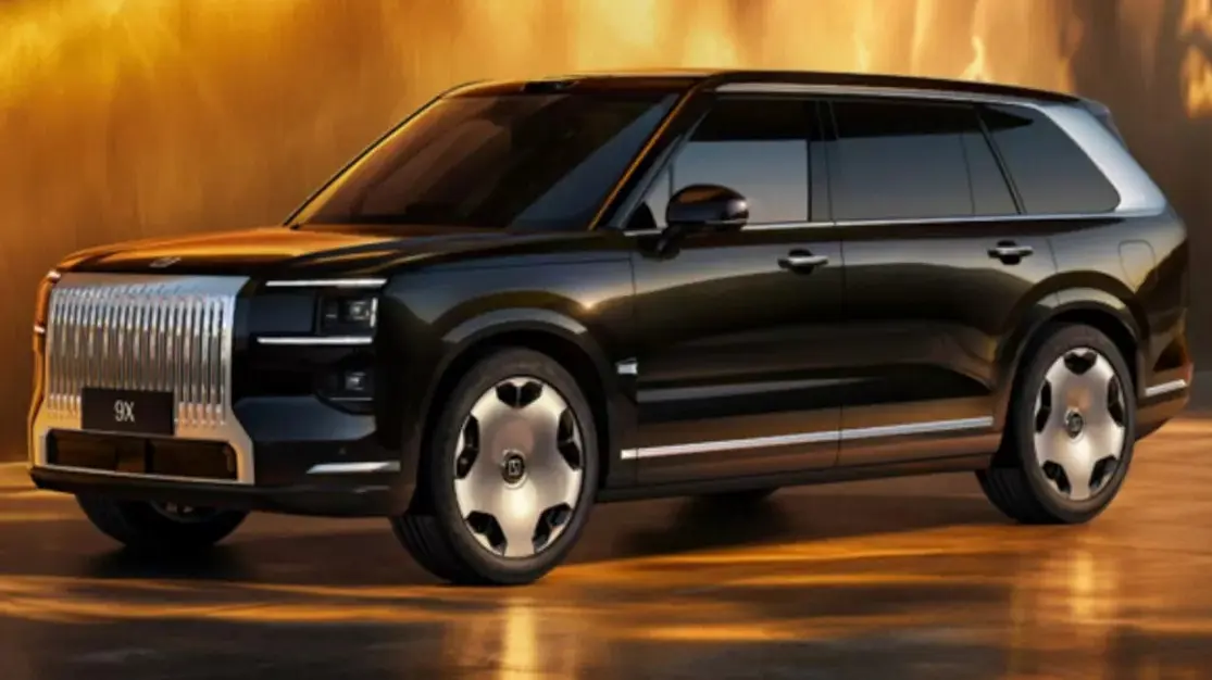 Zeekr 9X preto visto de lado com fundo dourado