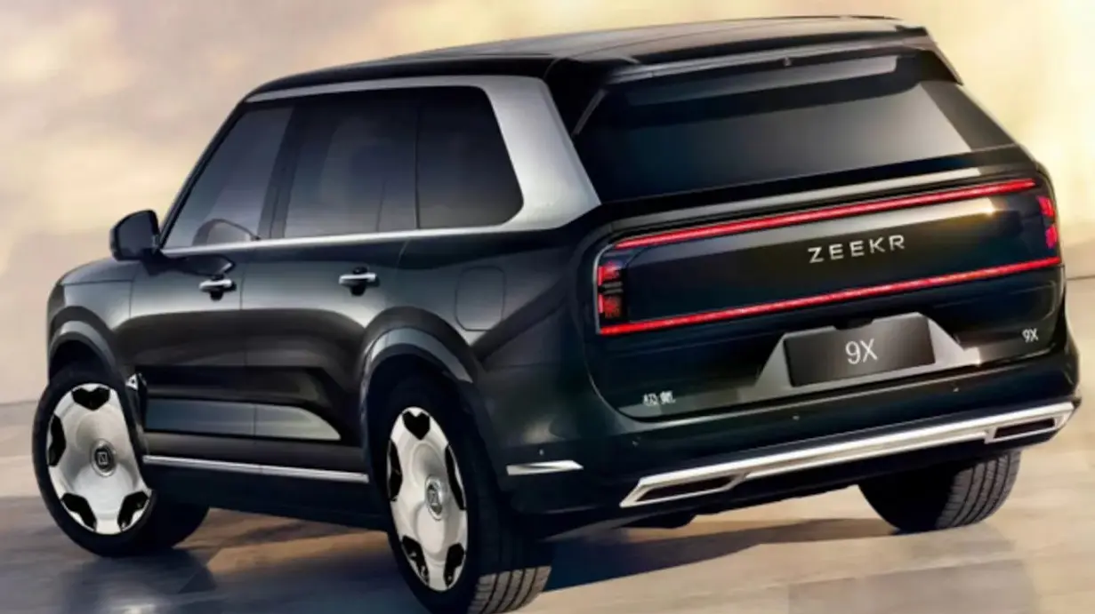 Zeekr 9X preto visto de trás e com lanternas acesas