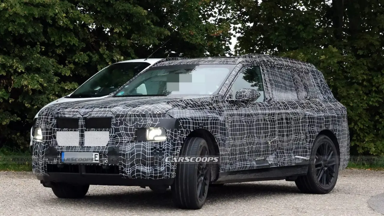 BMW iX7 flagrado camuflado em testes na Europa