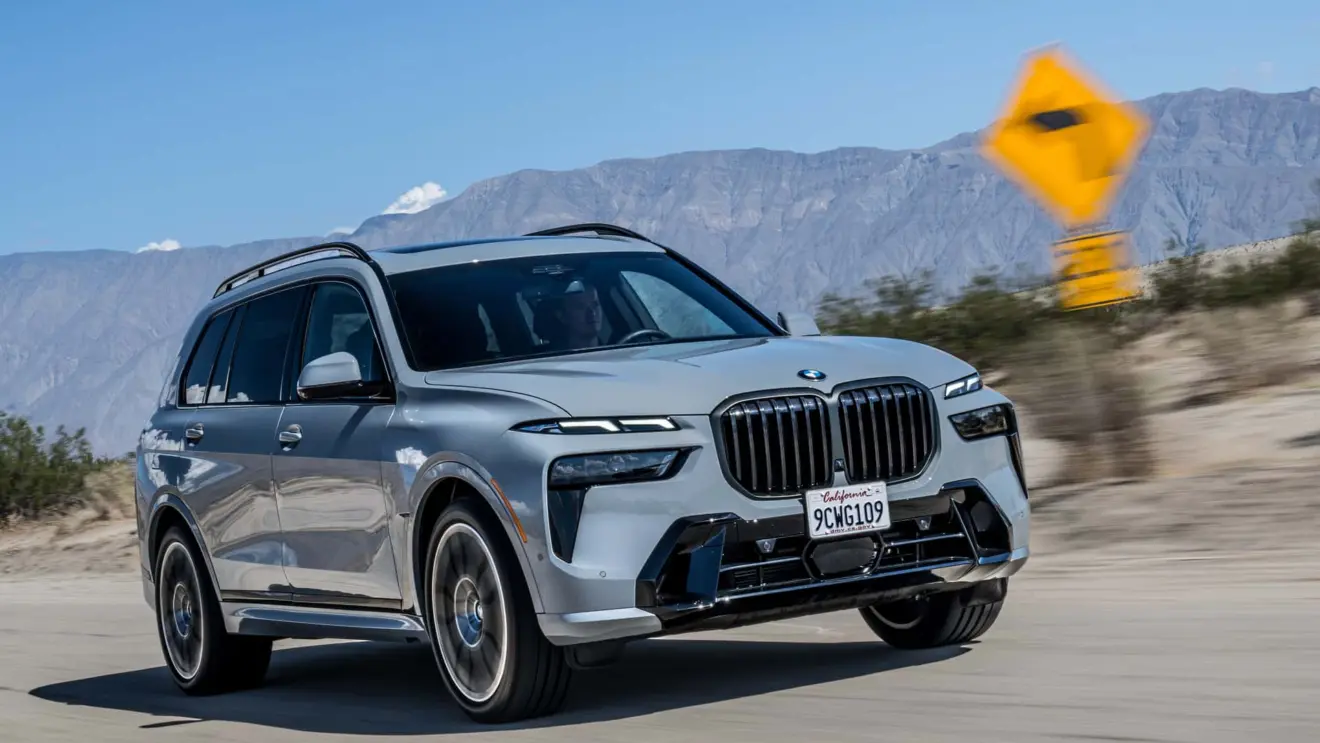 BMW X7 xDrive40i na cor azul em movimento na estrada