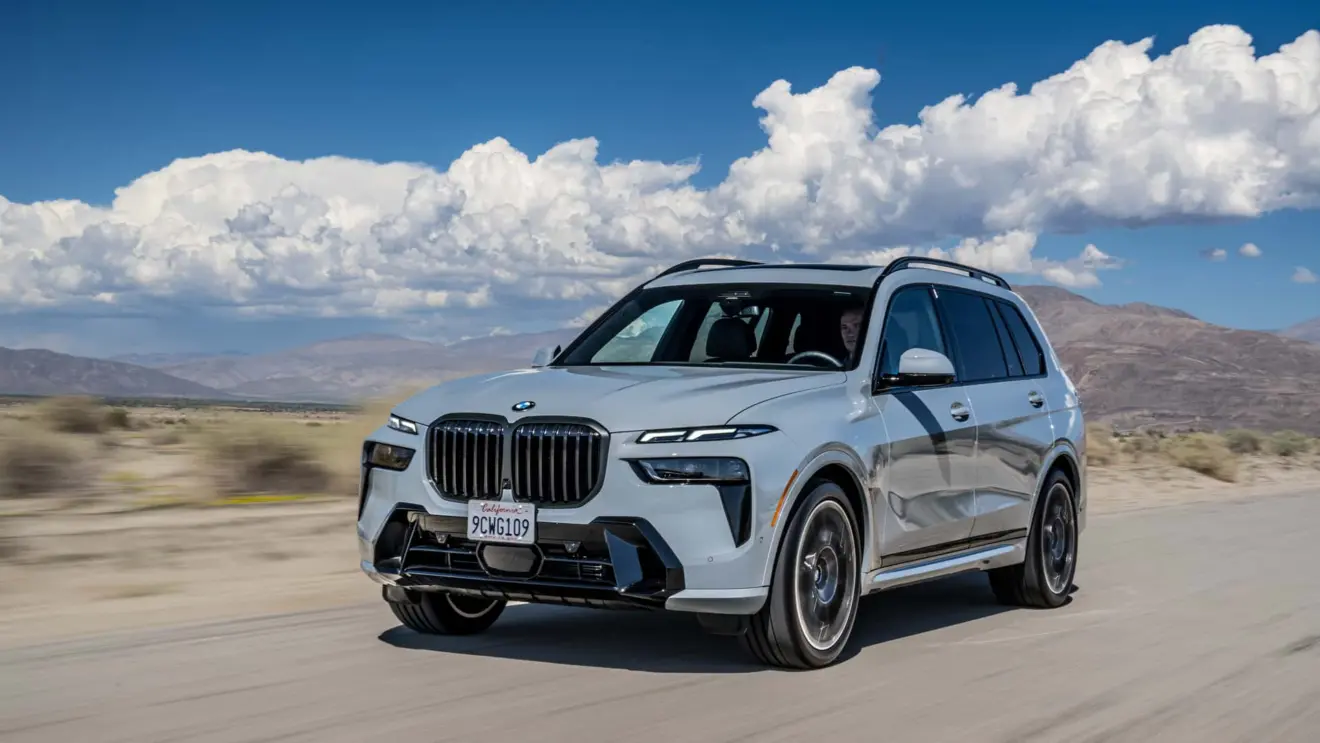 BMW X7 xDrive40i na cor azul em movimento na estrada