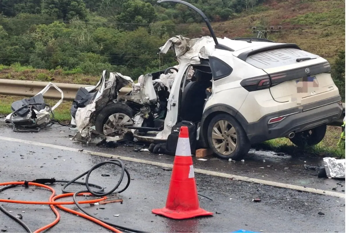 Volkswagen Nivus branco destruído após acidente na BR-116
