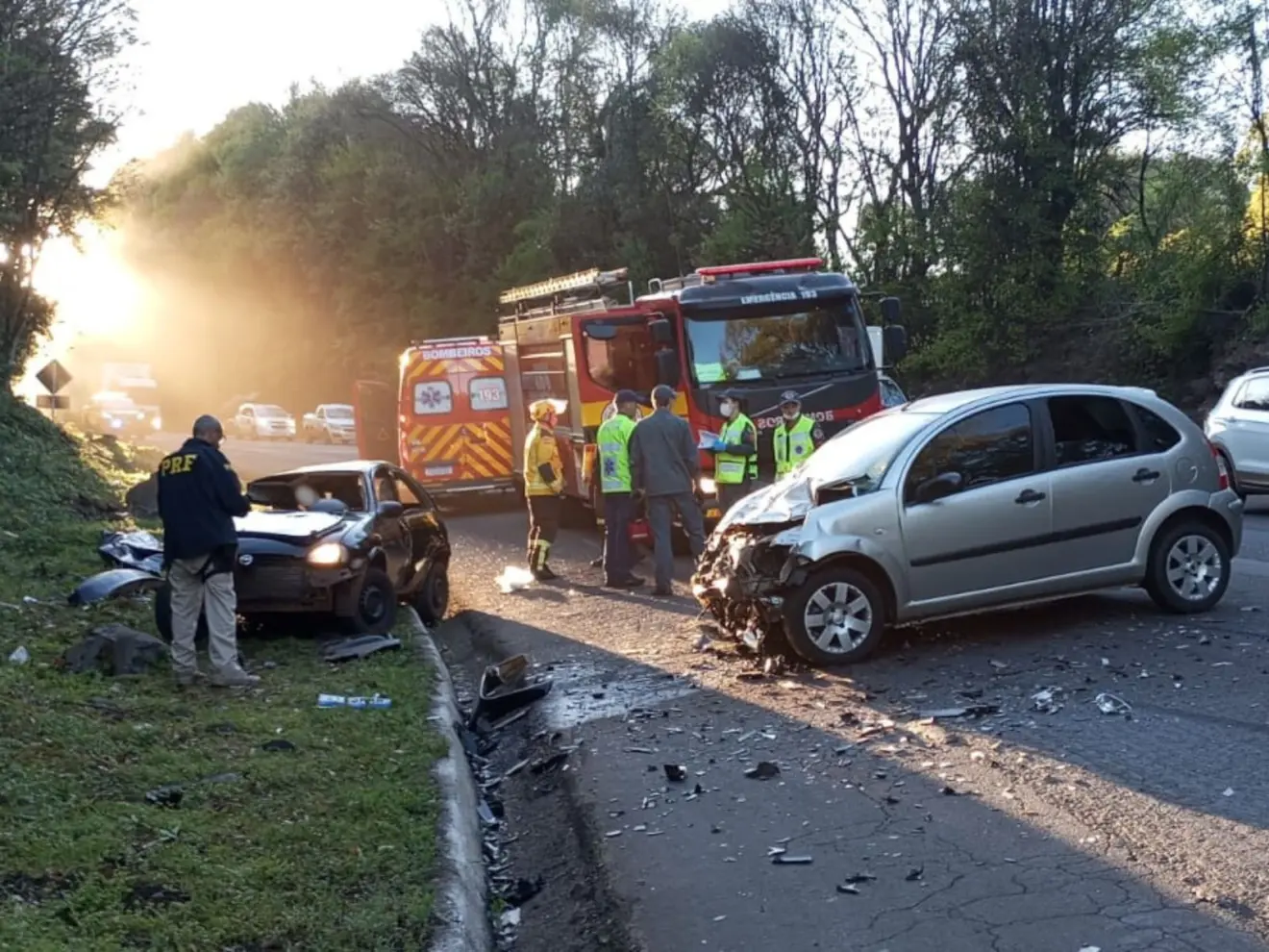 Chevrolet Corsa preto e Citroën C3 prata destruídos após acidente