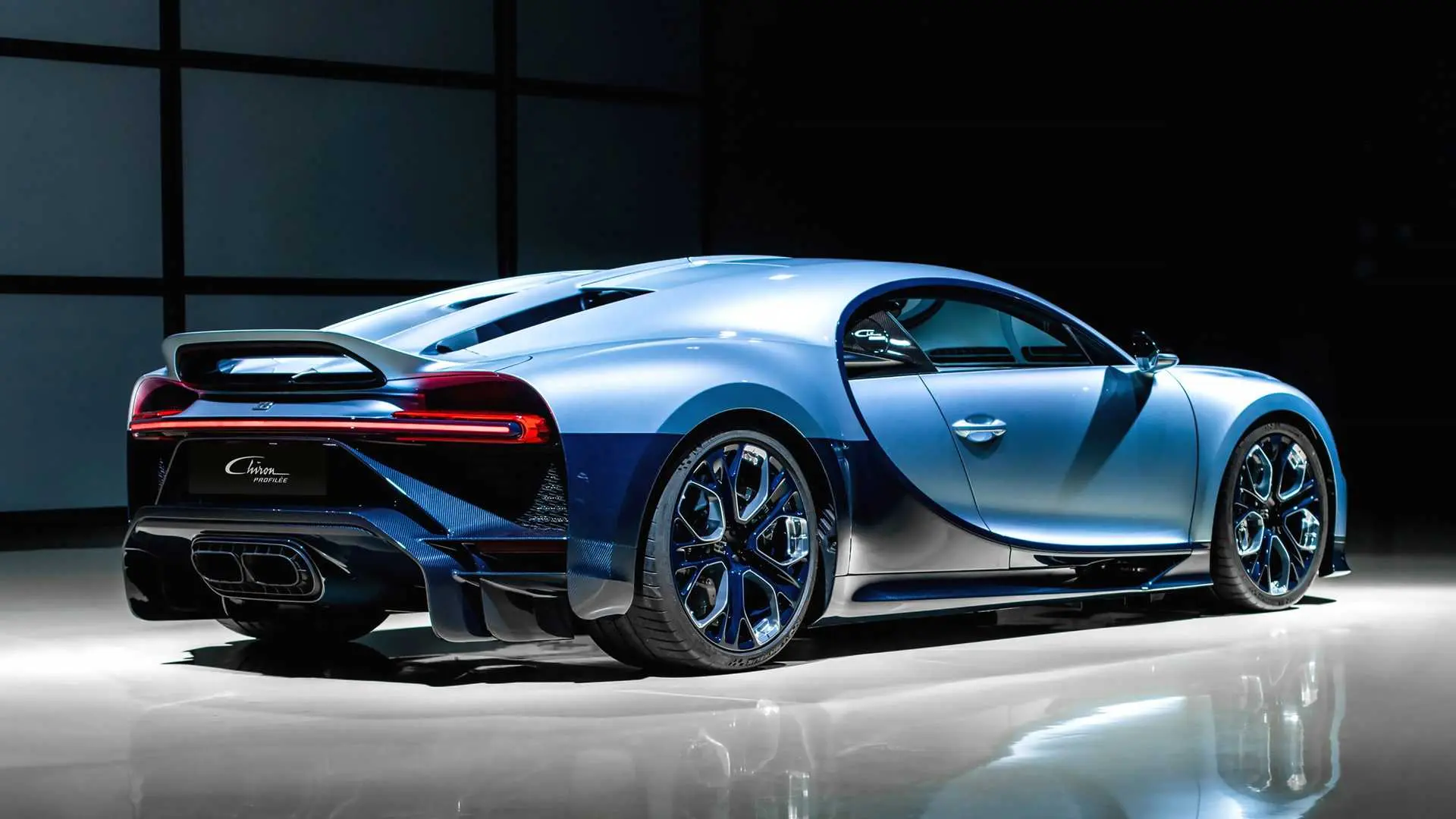 Bugatti Chiron Profilée azul estático de traseira