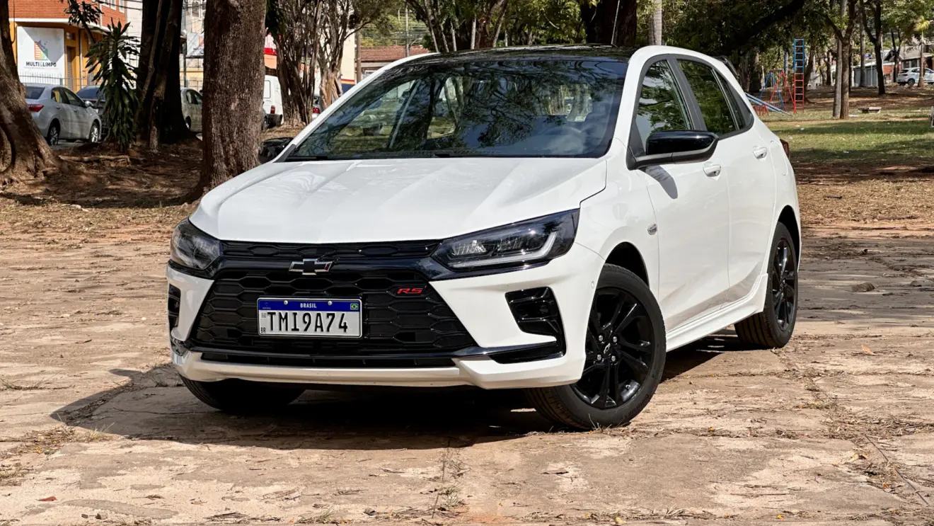 Chevrolet Onix RS branco de frente