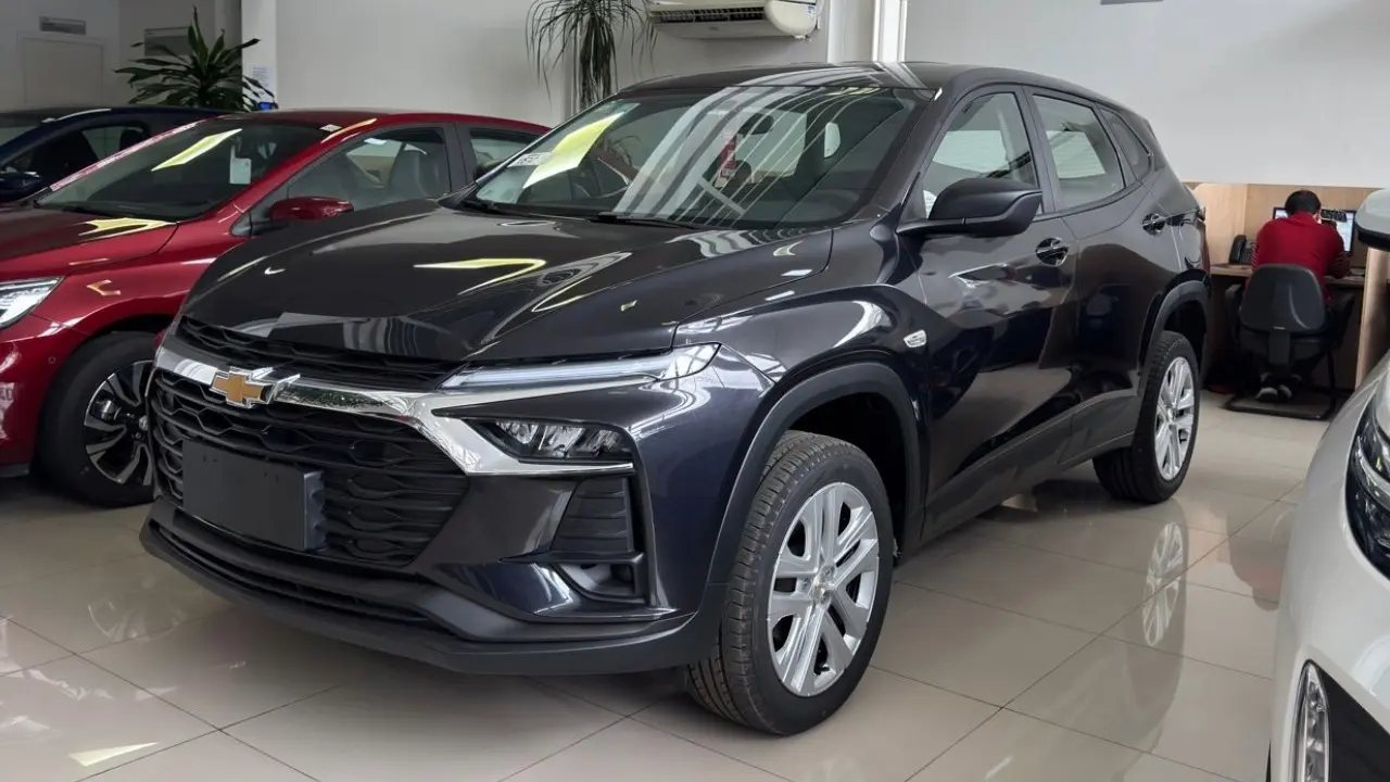 Chevrolet Tracker Sem Nome 1.0 AT estático na cor azul escura