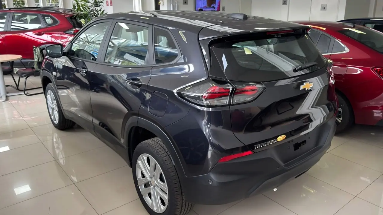 Chevrolet Tracker Sem Nome 1.0 AT estático na cor azul escura