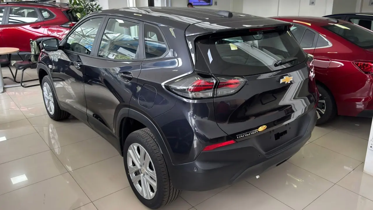 Chevrolet Tracker Sem Nome 1.0 AT estático na cor azul escura
