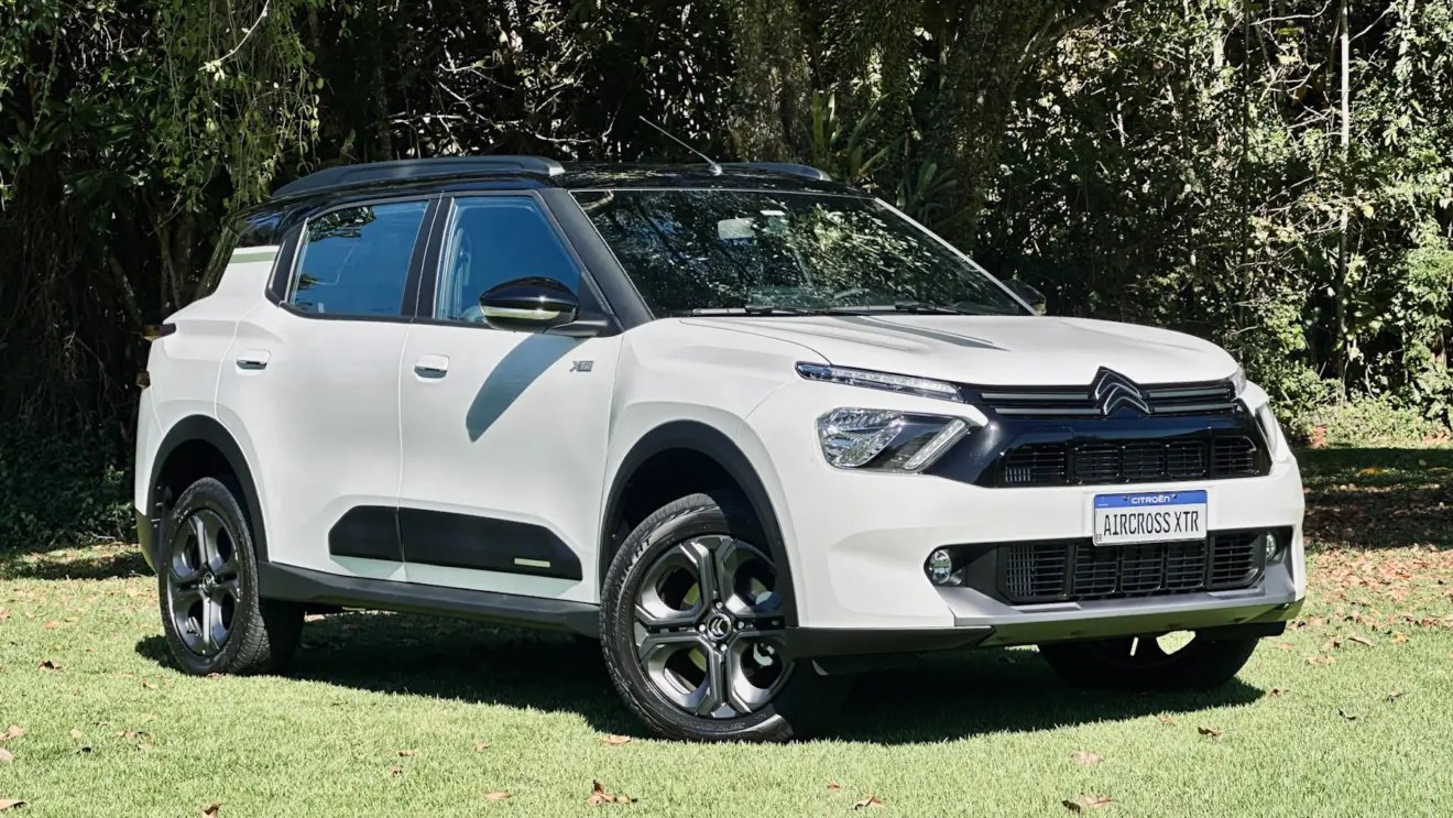 Citroën Aircross XTR branco com teto preto em um gramado carros