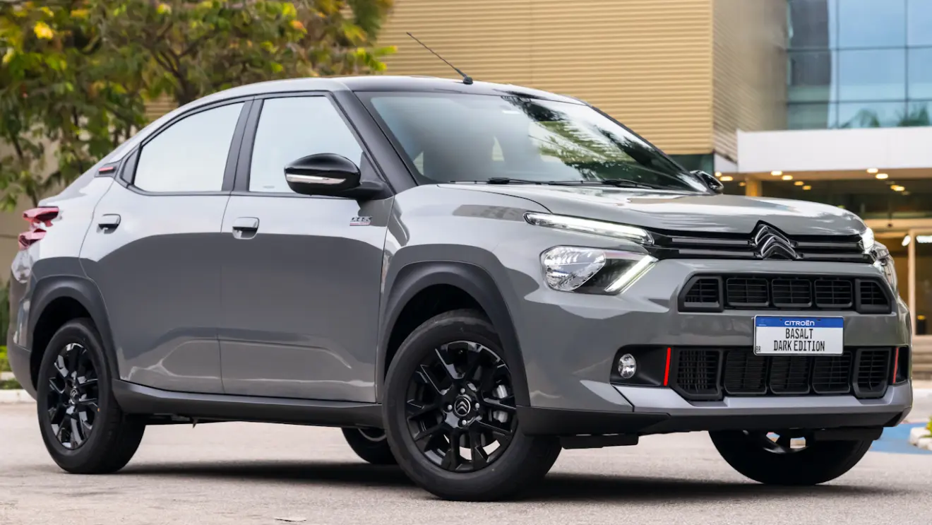 Citroën Basalt Dark Edition 2026 cinza, visto de frente e com DRL's acesos