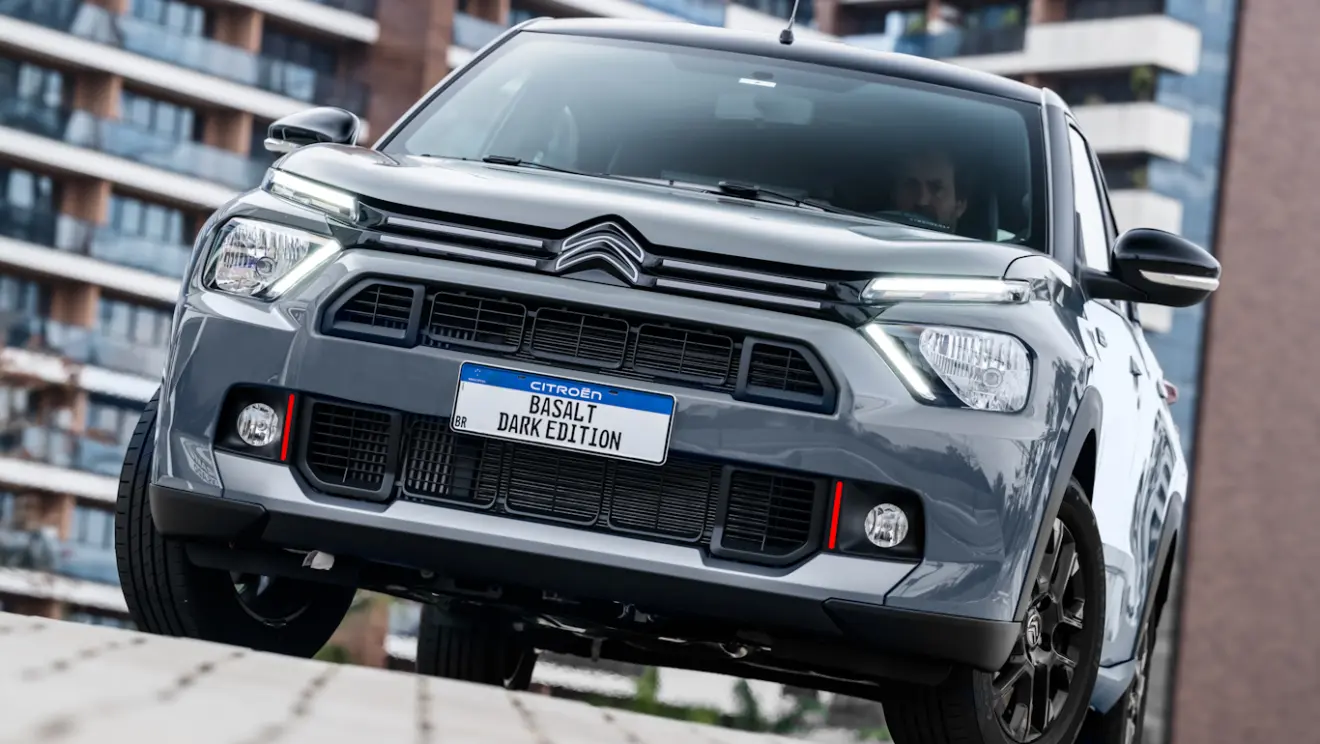 Citroën Basalt Dark Edition cinza, visto de frente e com DRL's acesos