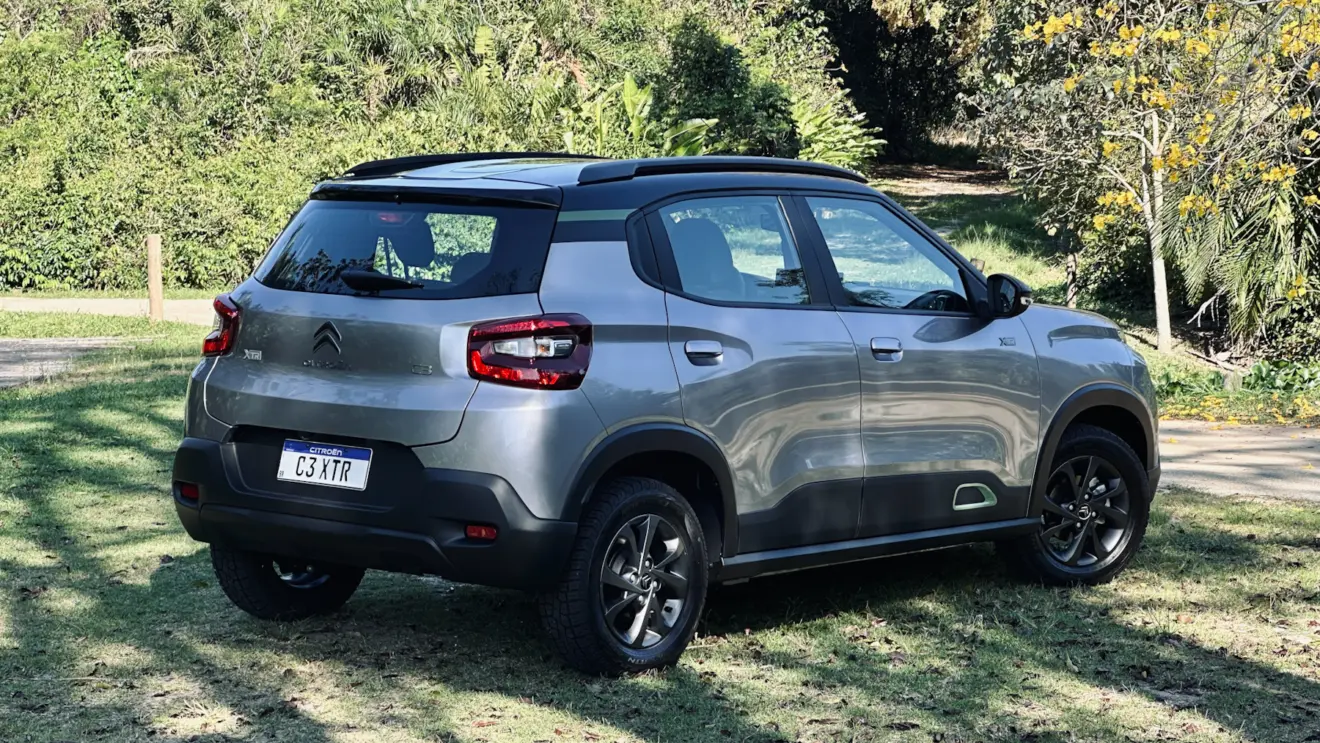 Citroën C3 XTR prata de traseira em um gramado