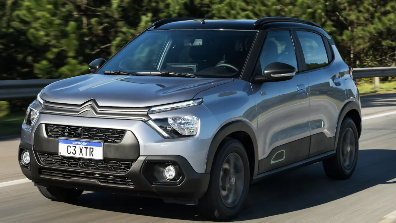 Citroën C3 XTR 2026 cinza, visto de frente e com DRL's acesos