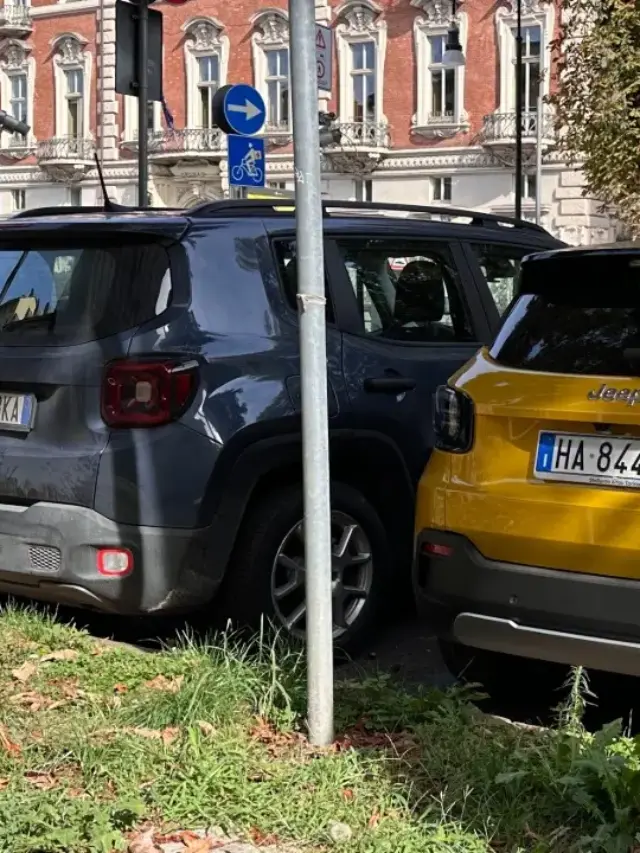 Jeep Avenger amarelo e Jeep Renegade azul estacionados lado a lado na Itália