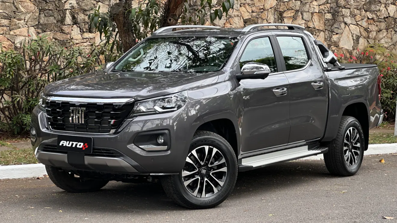 Fiat Titano Ranch 2026 cinza de frente a um muro de pedras