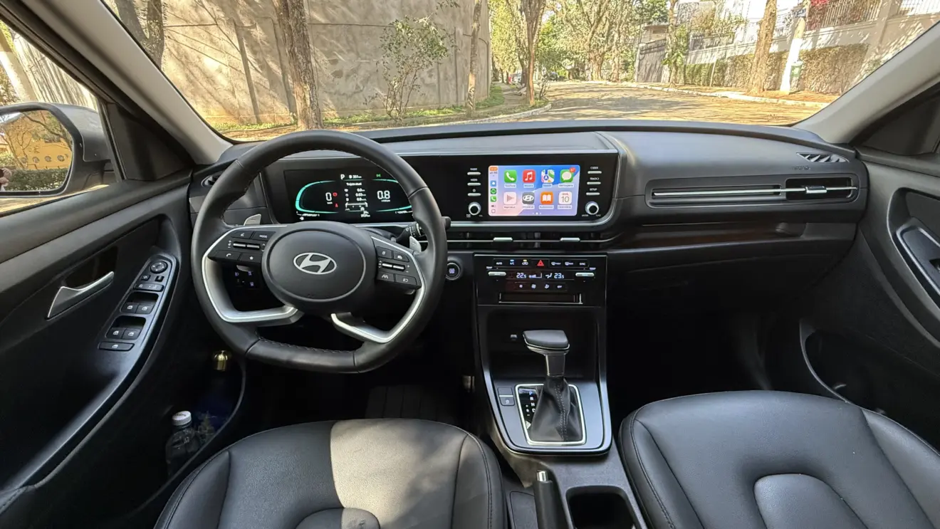 interior do Hyundai Creta Limited com telas ligadas