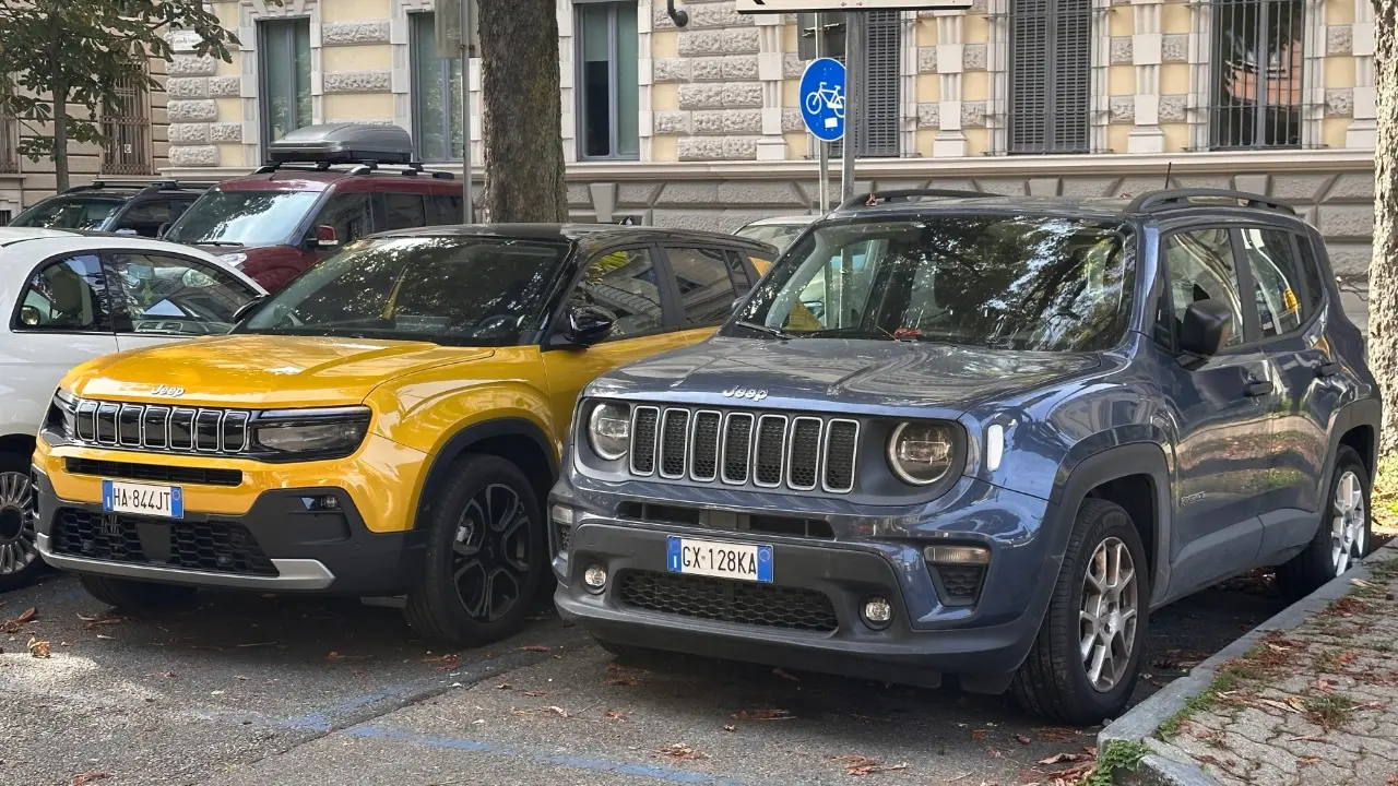 Jeep Avenger amarelo e Jeep Renegade azul estacionados lado a lado na Itália