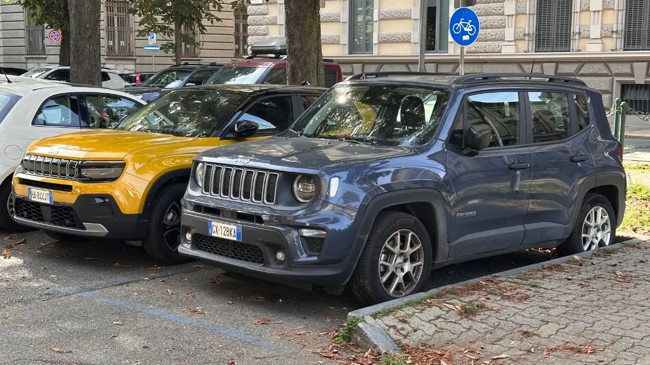 Jeep Avenger amarelo e Jeep Renegade azul estacionados lado a lado na Itália