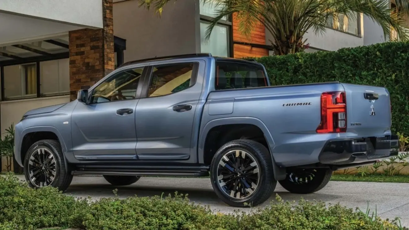 Mitsubishi Triton Tarmac azul vista de lado