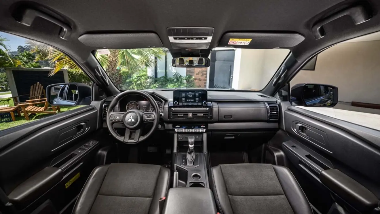 interior da Mitsubishi Triton Tarmac com telas ligadas