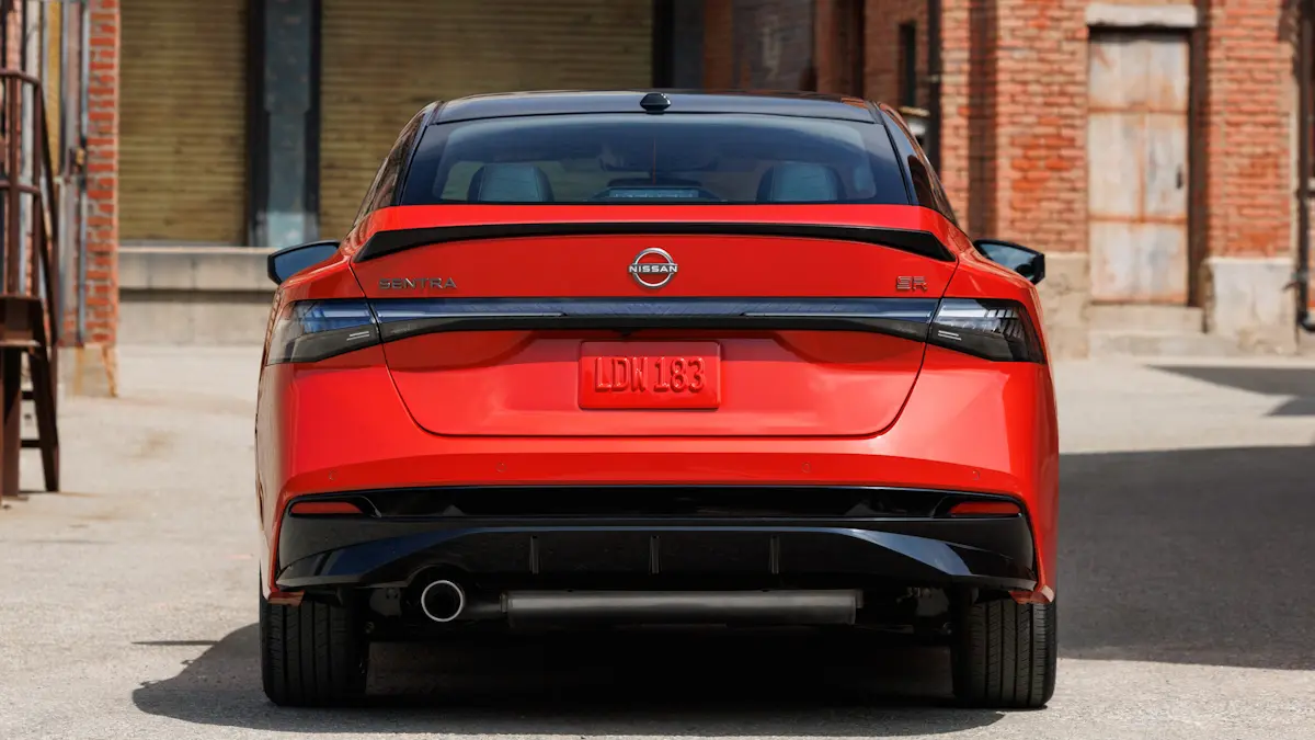 Nissan Sentra SR vermelho de traseira