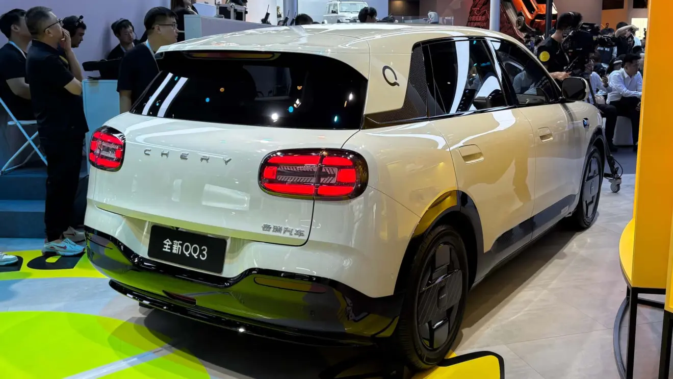 Chery QQ3 2026 de traseira no Salão de Chengdu 2025