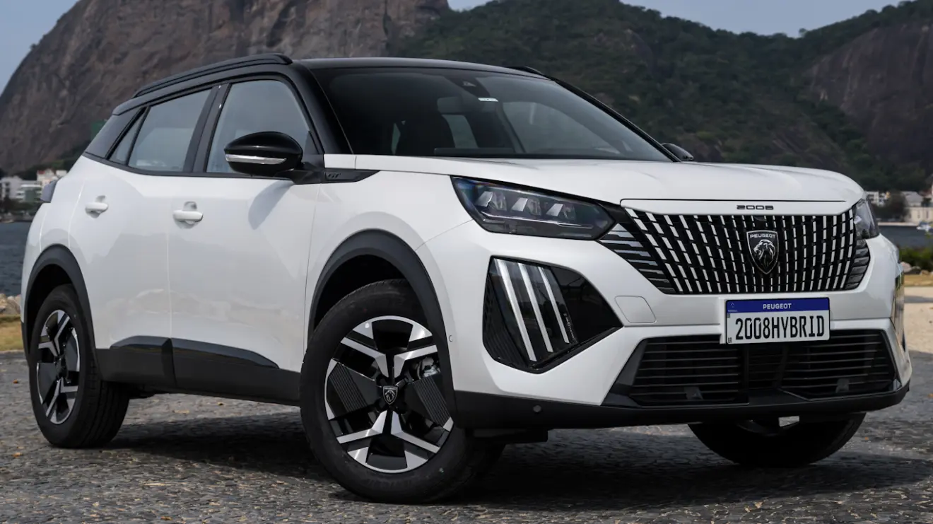 Peugeot 2008 GT T200 Hybrid 2026 branco visto de lado