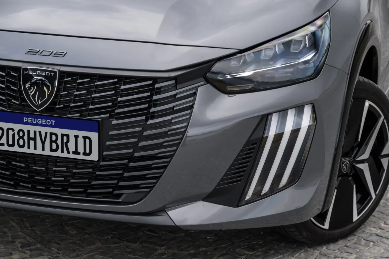 detalhes do Peugeot 208 GT T200 Hybrid 2026 pintado de cinza