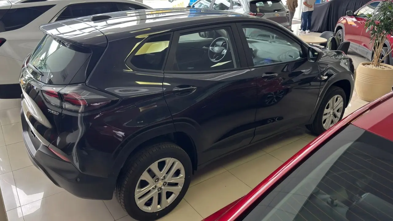 Chevrolet Tracker Sem Nome 1.0 AT estático na cor azul escura