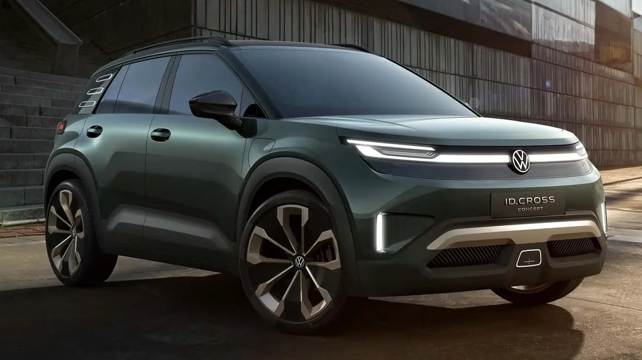 Volkswagen ID. Cross elétrico esverdeado visto de frente e com faróis acesos