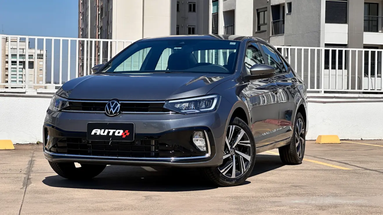 Volkswagen Virtus Highline cinza de frente