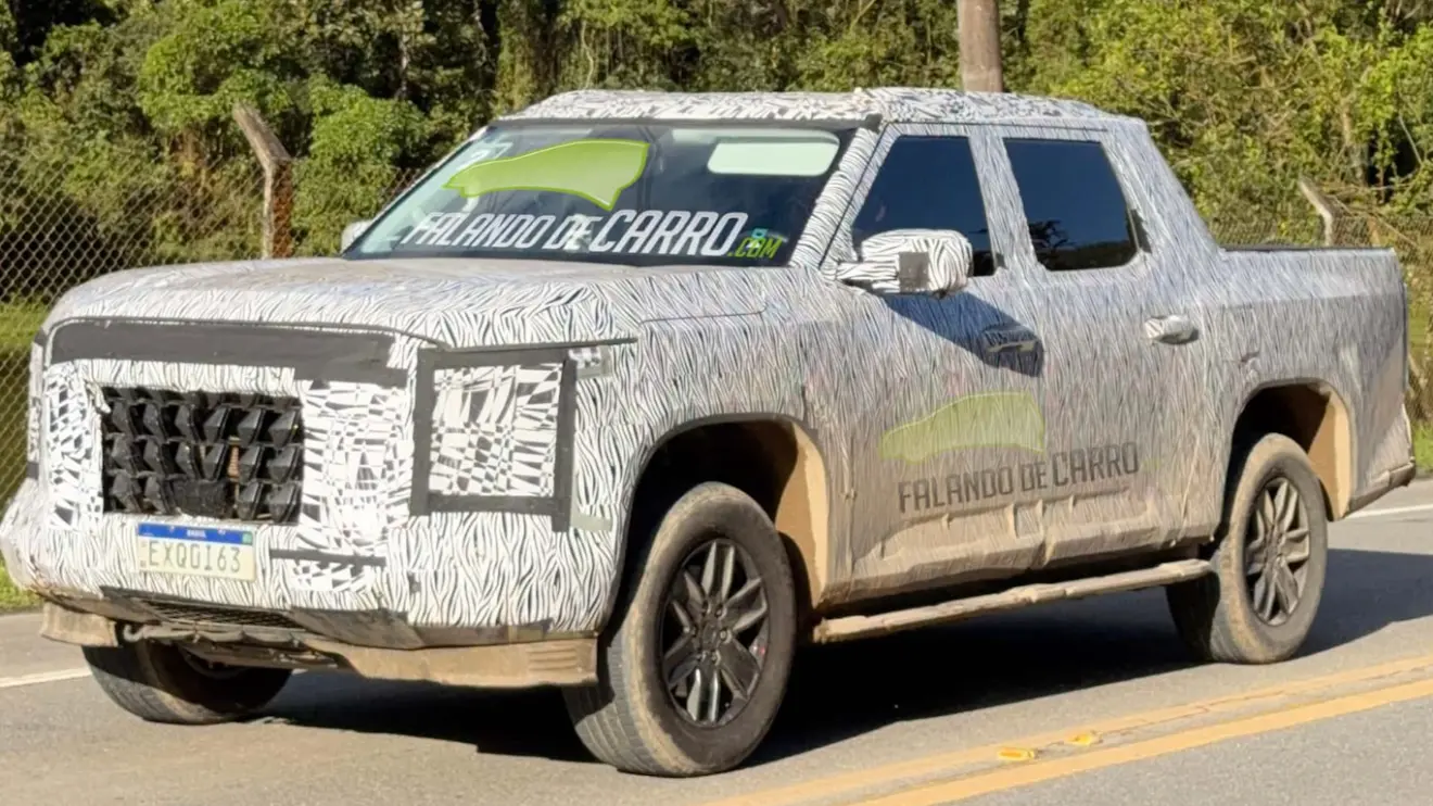 Nova geração da Volkswagen Amarok camuflada e vista de frente