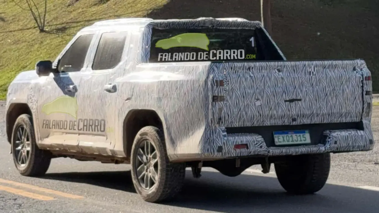 Nova geração da Volkswagen Amarok camuflada e vista de trás
