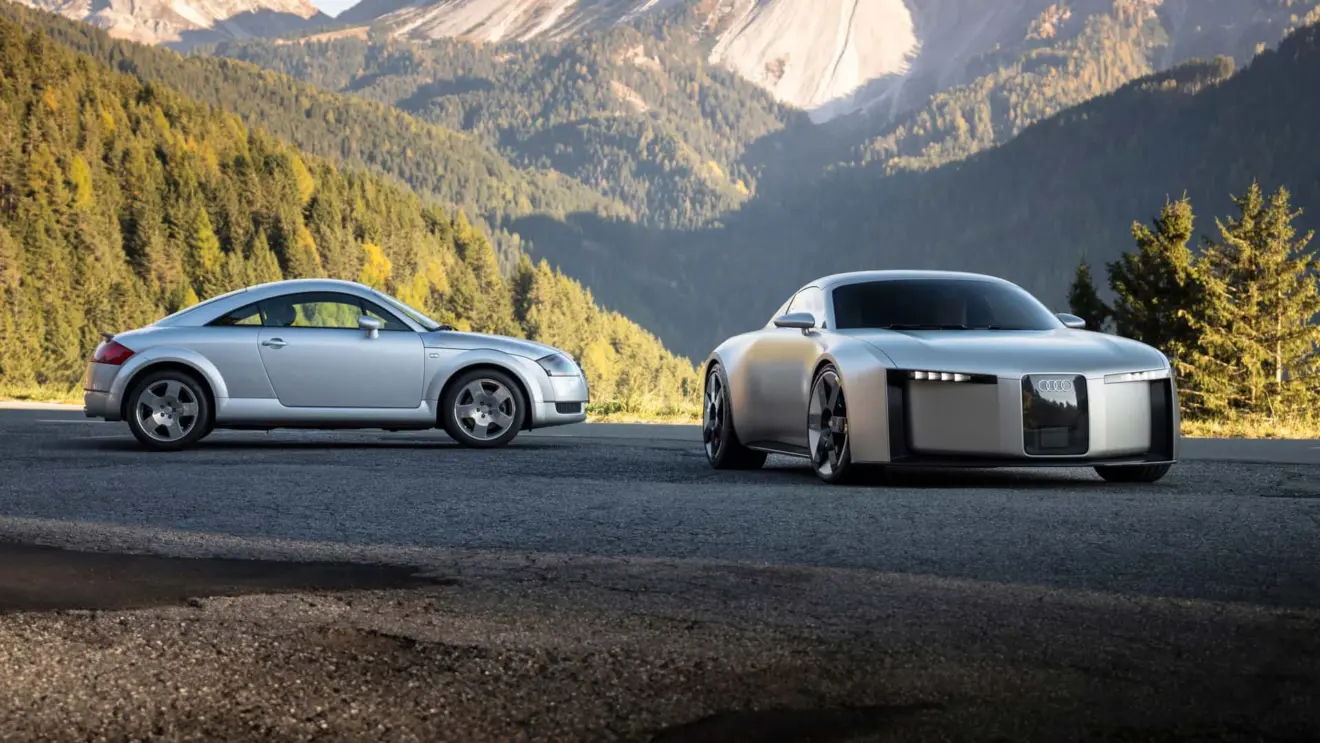 Audi Concept C estático ao lado do TT