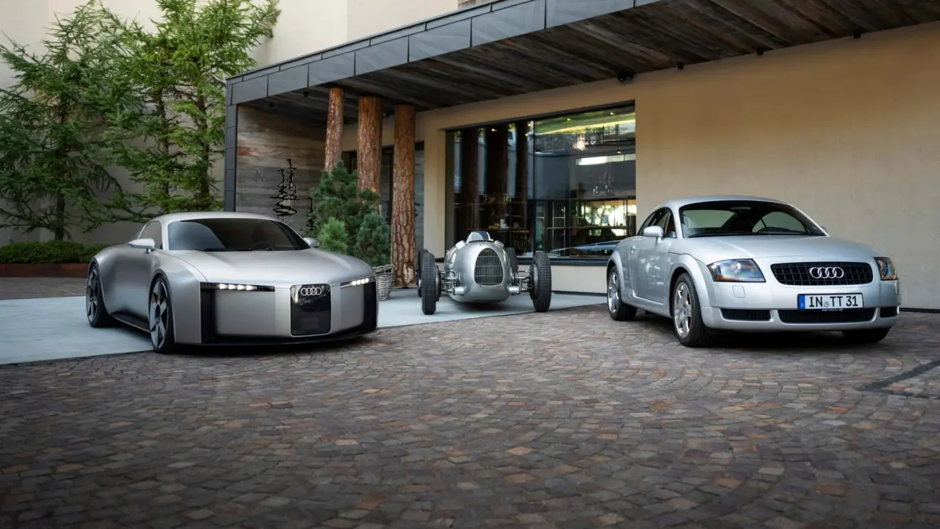 Audi Concept C estático ao lado do TT