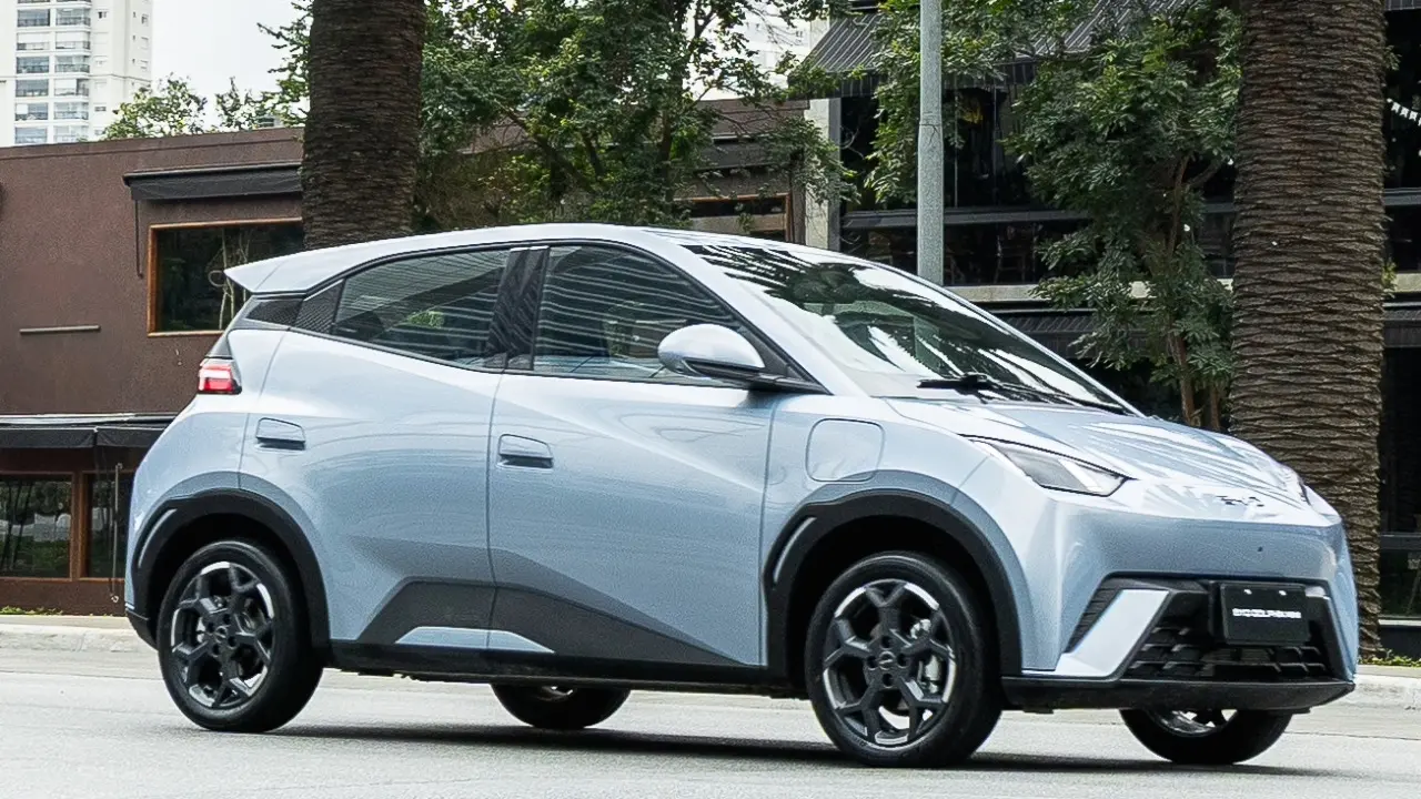 BYD Dolphin Mini azul em movimento