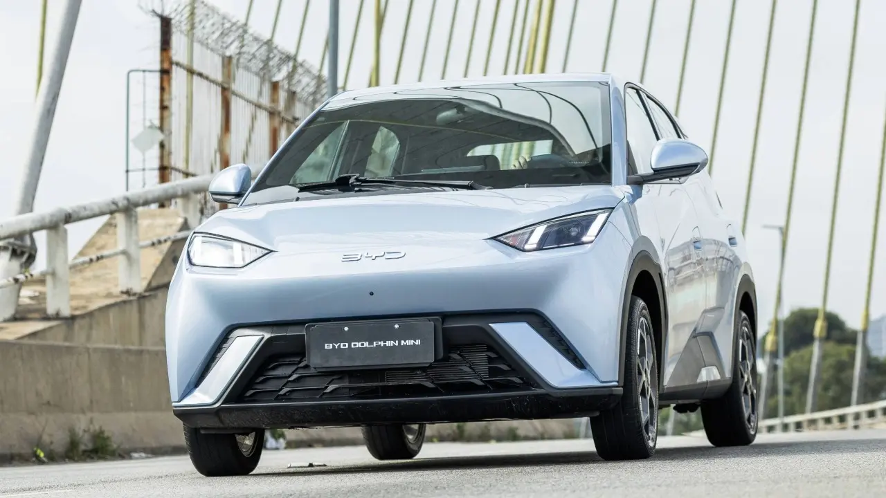 BYD Dolphin Mini azul em movimento