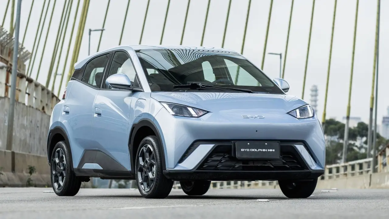 BYD Dolphin Mini azul em movimento